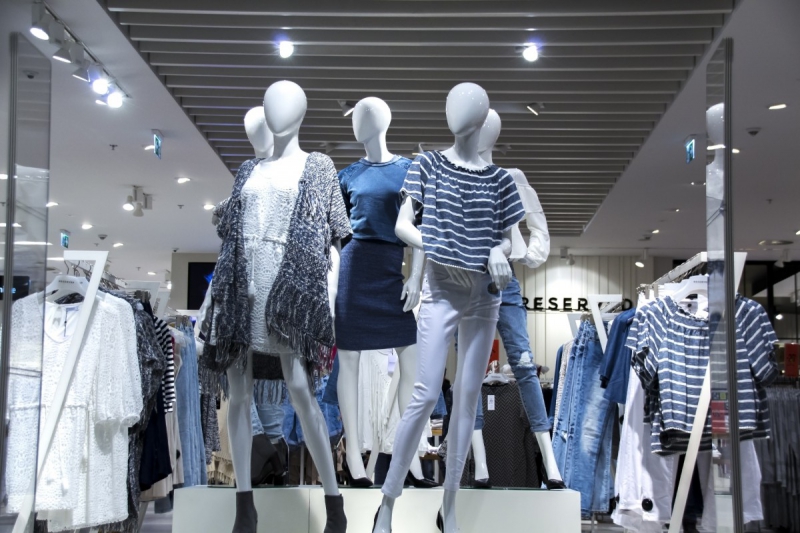 vente-HYERES-min_shopping_mall_shop_windows_fashionable_clothes_feminine_weakness_the_temptation_slender_women_mannequin_lifestyle-1044785